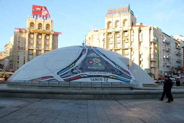 Купол ТЦ "Глобус" теперь похож на футбольный мяч. Фото ИЦ "Украина 2012" 
