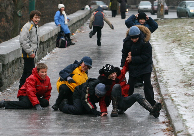 Далеко не всем тем, кто падает на столичных улицах, бывает так весело. Фото Максима Люкова