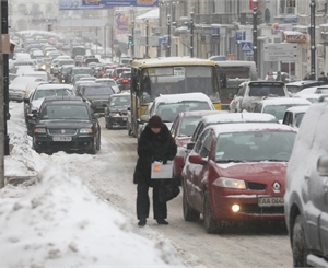 Из-за снежных заносов в Киеве огромные пробки. Фото Артема Пастуха