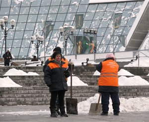 Дворники бросают лопаты. Фото Ольги Кромченко