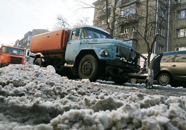Многих мучает этот вопрос - куда девается снег после того, как его уберут с улиц. Фото Артема Пастуха