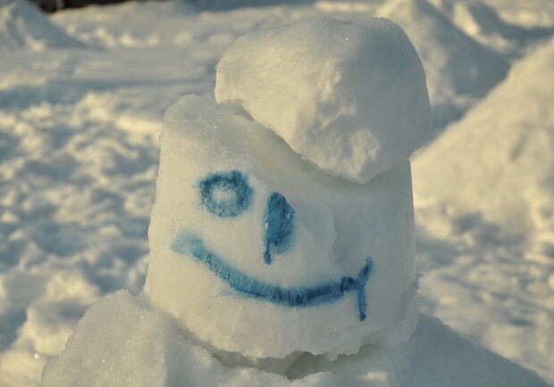 Снеговик по-киевски: квадратная голова и широкая улыбка. Фото автора