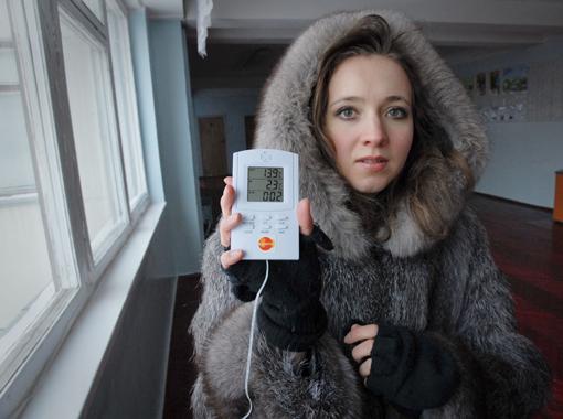 Градусник не врет - в киевских школах действительно холодно!  Фото Дмитрия Никонорова