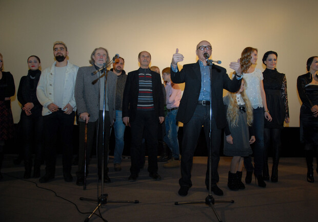 Перед началом просмотра Владимир Хорунжий попросил всех присутствующих в зале создателей фильма выйти к микрофону. Фото Дмитрия Никонорова
