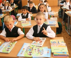 Киевские школьники за неделю успели выйти на учебу и снова отправиться на каникулы. Фото Максим Люков