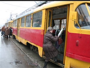 Киевляне терпят неудобства из-за того, что транспортники экономят на ремонте? Фото Максима Люкова