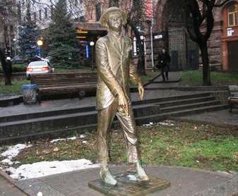Скульптору Владимиру Щуру, который создал памятник Паниковскому, сегодня исполняется 59 лет! Фото Ольги Кромченко