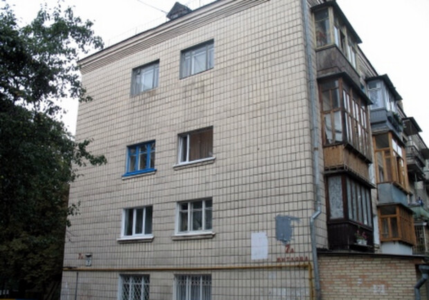 Этот дом уже больше 40 лет числится по адресу Житкова, 7А, что подтверждает надпись на стене. Фото rating.lun.ua
