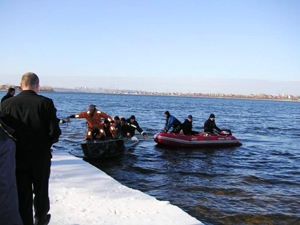 Как можно было полезть на лед Днепра при такой теплой погоде - загадка. Фото: МЧС