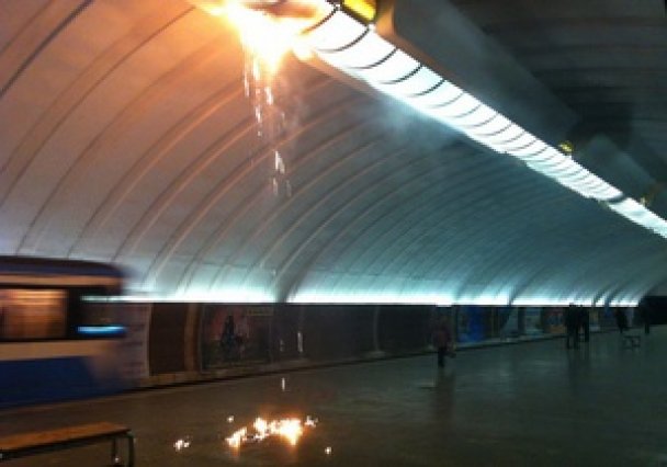 Причиной пожара в метро назвали загорание люстры. Фото с сайта tsn.ua