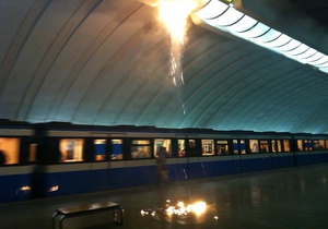 Закрыта только станция "Осокорки", где и произошел пожар! Фото korrespondent.net