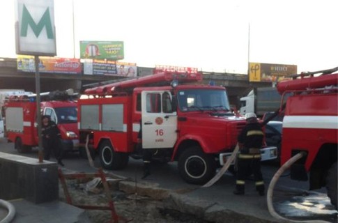 Пожар на станции тушили шесть бригад спасателей. Фото с сайта twitter.com/#!/romanzakhar
