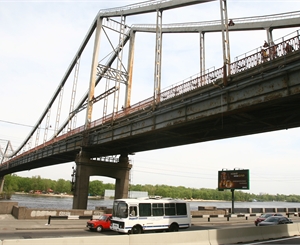 Строительные работы на пешеходном мосту начались еще в октябре. Фото Максима Люкова
