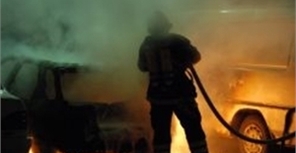Пожарникам пришлось тушить машины всю ночь. Фото с сайта www.sxc.hu