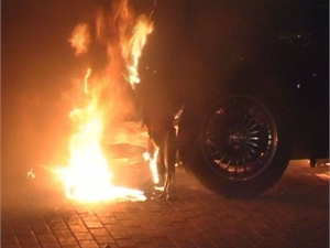 Автомобиль загорелся сегодня ночью. Фото magnolia-tv.com