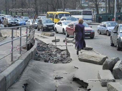 Улица Васильковская, в буквальном смысле, уходит под землю. Фото с сайта avtopoligon.info