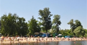 На столичных пляжах в грязи отдыхают толпы людей. Фото с сайта КП "Плесо"