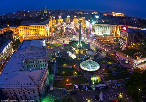 Тысячи киевлян и гостей в столице пришли на Майдан, чтобы посмотреть салют. Фото с сайта general-kosmosa.livejournal.com