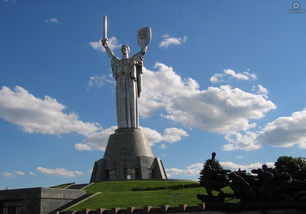 Многие иностранцы поражены величием и красотой статуи "Родина-мать". Фото с сайта news.uklon.com.ua 