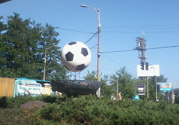 Такие мячи установили по всему Киеву. Фото автора