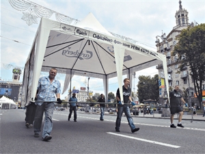 На центральной улице столицы начали монтировать фан-зону Евро-2012. Фото с сайта kp.ua