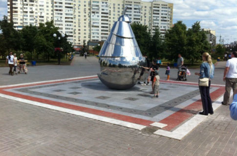 Возле нового фонтана стала отпадать плитка. Фото с сайта дарниця.org
