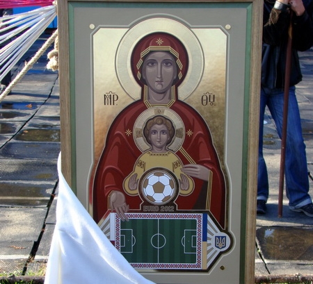 Создавая свою картину, мастер хотел сказать, что футбол объединяет людей духовно. Фото с сайта Коломыйско-Черновицкой епархии