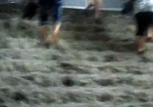 Ноги киевлян были по колено в воде. Скриншот с видео