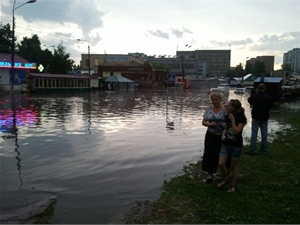 Некоторые участки Борщаговки превратились в озера. Фото Евгения Грачева.