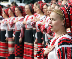 На протяжении лета на Андреевском будут выступать ансамбли из разных районов столицы. Фото с сайта kp.ua