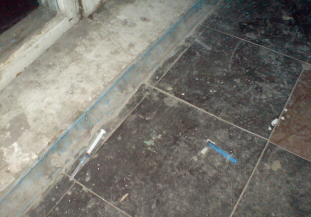 Интересно, зачем наркоманы оставили шприцы под дверью милицейского участка? 