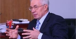Азаров переживает за безопасность людей во время Евро-2012.  Фото пресс-службы политика