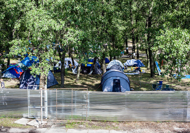 Часть шведов  заселилась в палаточный городок  и обживает его Фото: karpovigorok.livejournal.com