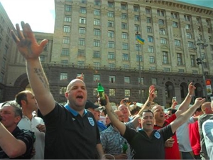 Английские болельщики продолжают дебоширить в киевской фан-зоне. Фото Олега Терещенко.