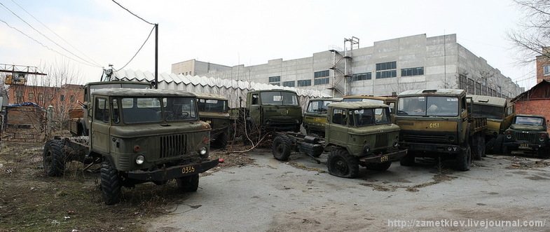 На киевском автомобильном ремонтном заводе можно найти много старых автомобилей. Фото zametkiev.livejournal.com