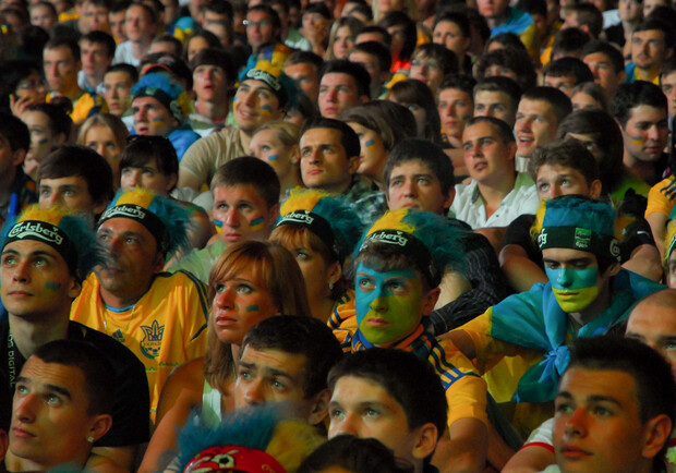Все фаны очень переживали за сборную Украины. Фото Олега Терещенко