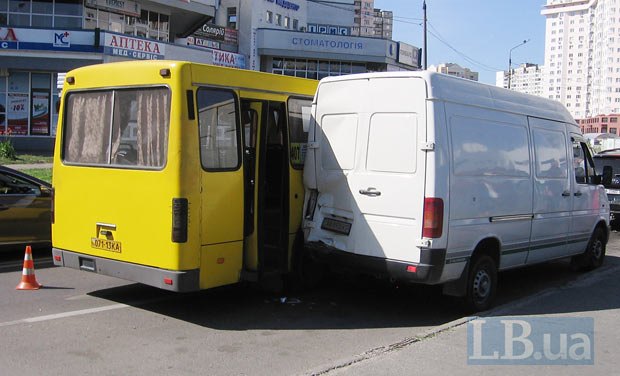 Новость - События - В Дарницком районе маршрутка попала в аварию: трое людей пострадали