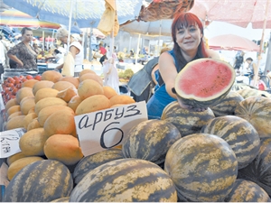 Продавцы уверяют, что это уже созрели настоящие херсонские арбузы. Фото Олега Терещенко