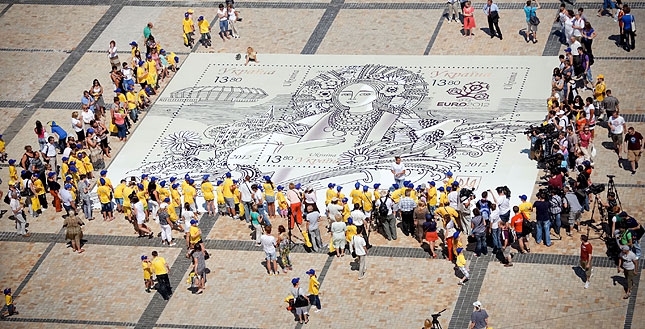 Новость - События - В центре столицы гасили огромную марку Евро-2012