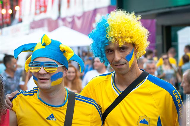 Киевляне выразили свое мнение относительно первого тайма матча Испания – Италия. Фото:  4j-ukraine.livejournal.com