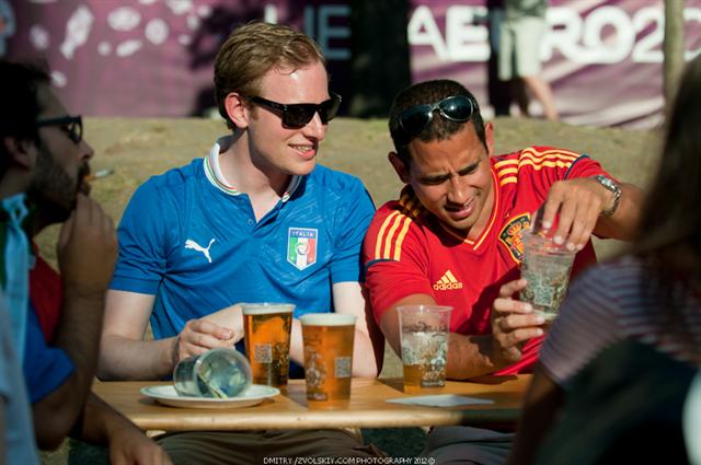 Разве могли бы в день матча так мило пить пиво вместе настоящие испанец и итальянец? Фото zvolskiy.com