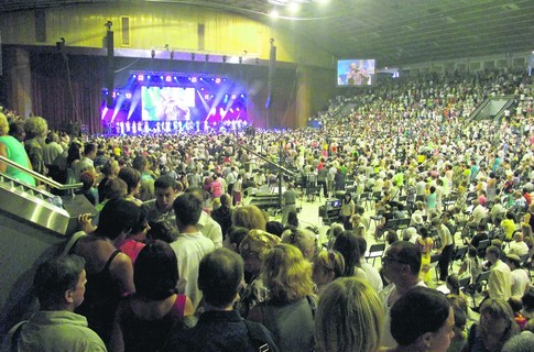 На богослужение собралась почти 20 тысяч человек. Фото Н. Мамчур, "Сегодня"