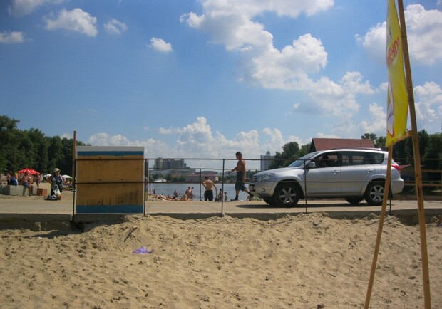 Водителям удобней добраться до пляжа на собственном авто, чем пешком. Фото автора