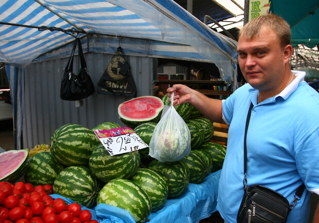 Арбузами в Киеве торгуют вовсю. Фото Антона Лущика