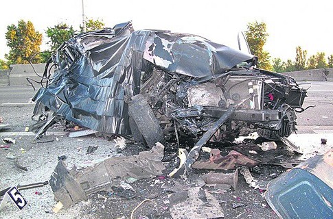 Водитель "Мицубиси" врезавшись в припаркованный "Рено" погиб на месте. Фото с сайта www.segodnya.ua