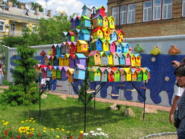 Новость - События - Фотофакт: на Пейзажке появилась разноцветная многоэтажка для птиц