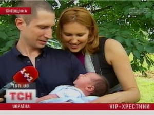 Яна Клочкова с сыном Александром и кумом Денисом. Силантьевым. Фото: ТСН
