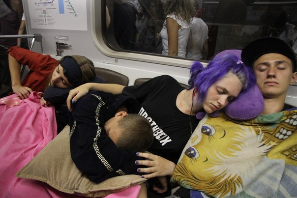 Новость - События - Фотофакт: киевляне в спят в метро на подушках и под одеялами