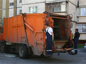 Нерегулярный вывоз мусора - одна из распространенных жалоб киевлян. Фото "Комсомольской правды" в Украине"