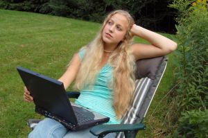 Хватит сидеть на лужайке с ноутбуком! Время работать! Фото с сайта sxc.hu